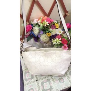 กระเป๋าสะพายหนังแกะ Coach แท้ 12” ฉลุสีขาวครีม แท้