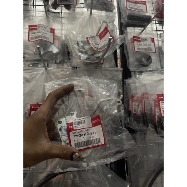 ชุดล็อคเบาะแท้ เวฟX/เวฟ100S-2005 แป้นล็อคเบาะรถ เหล็กล็อคเบาะ (ท้ายแหลม มีกล่องเก็บของU-BOX) ktL-741