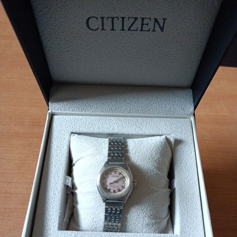 นาฬิกาแบรนด์เนม citizen automatic หน้าปัดสีชมพูช่องวันที่ สายสแตนเลสของแท้มือสองสภาพสวย