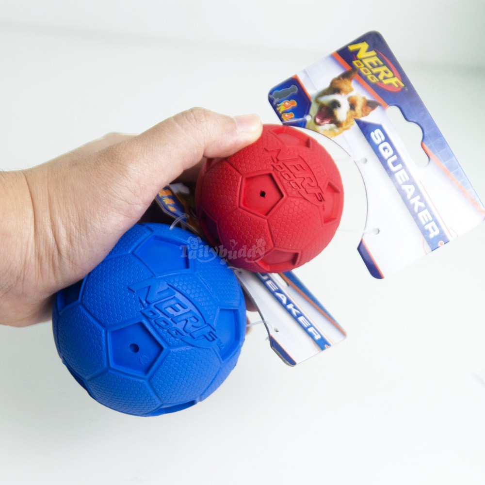 Nerf Dog Squeakers Soccer Squeak Ball- ของเล่นลูกฟุตบอลบีบมีเสียง (สีแดง,สีน้ำเงิน) (ไซต์เล็ก) (2.5") (2170)