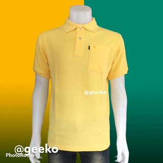 เสื้อโปโล Geeko ตรากวาง สีเหลือง ผู้หญิงเป็นเสื้อทรงเข้ารูป ไม่มีกระเป๋า ส่วนแบบชายเป็นเสื้อทรงตรง มีกระเป๋า