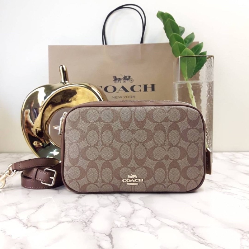 COACH JES CROSSBODY IN SIGNATURE CANVAS (COACH F68167) SIZE : 9 3/4"L x 6 1/4"H x 3 1/2"W 🔻COLOR : D