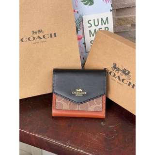 🎊💖🌇🚜@1,070.-📍(ลดพิเศษ 7 %) 💯 🛒🛒Big Discount 🛒🛒Coach Small Wallet in Colorblock Signature Canvas