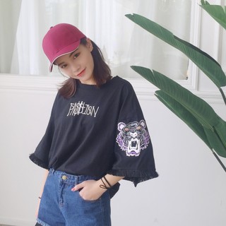 เสื้อแฟชั่น คอกลม แขนสั้นแต่งพู่ ลาย passion สีดำ 8349