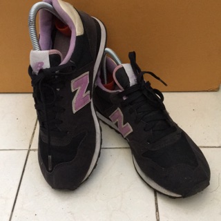 รองเท้าผ้าใบ สีดำ ม่วง หนังกลับ ยี่ห้อ New balance ไซส์40.5 ความยาว 26