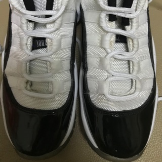 รองเท้าผ้าใบแบรนด์เนมมือสอง Nike Jordan 11 retro low