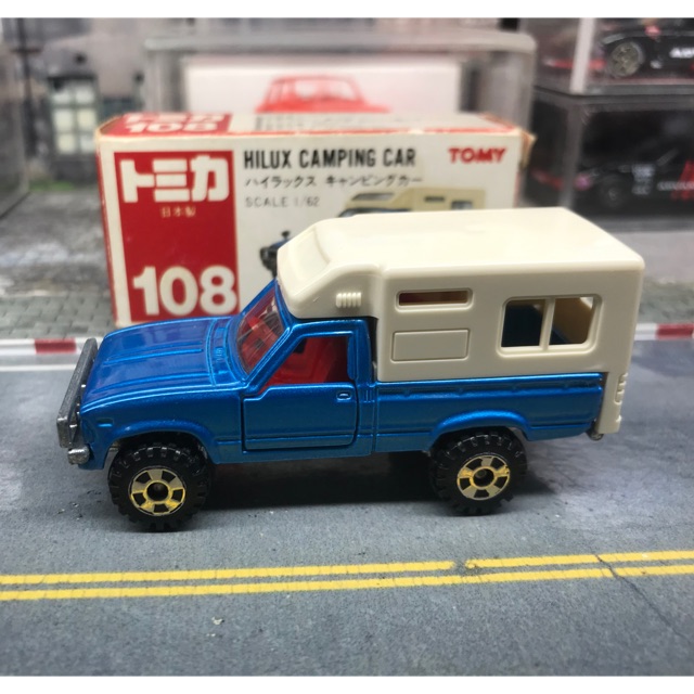 tomica hilux