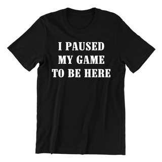 เสื้อยืดผ้าฝ้ายพิมพ์ลายแฟชั่น เสื้อยืดผ้าฝ้าย พิมพ์ลาย I Paused My Game To Be Here ของขวัญเกมเมอร์ สําหรับผู้ชาย HMkkco8