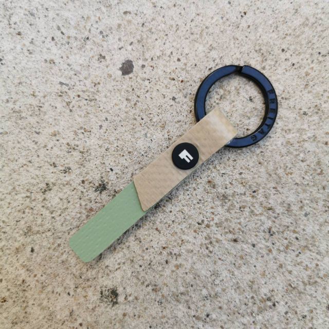 พวงกุญแจ Freitag
รุ่น F230 AL ผ้าสีครีม ไส้สีเขียว มือ 1