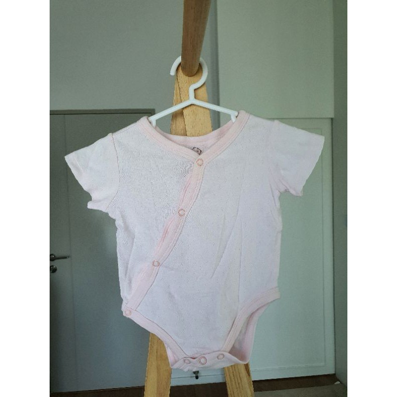 เสื้อผ้าเด็กมือสอง baby lovett บอดี้สูท 3-6 เดือน สีชมพูอ่อน ลายฉลุ ผ้าคอตต้อน