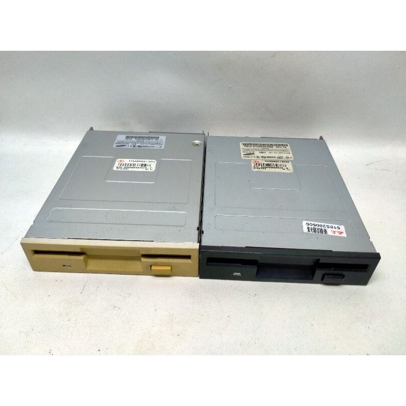 Floppy Drive 1.44 MB  ฟล็อปปี้ไดรฟ์ 1.44 หรือ Drive A สำหรับ คอมพิวเตอร์ ยุคเก่า หรือ หัวโปร SFC