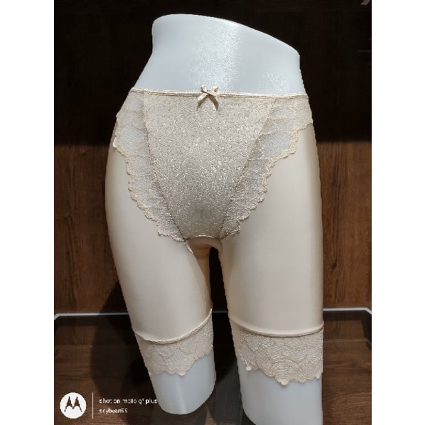 Wacoal Glam สุดหรู ป้าย 990 รุ่น WD9C07 กางเกงในขายาวเอวสูง ยกกระชับ ลายลูกไม้ ผ้าลื่นมันเงา