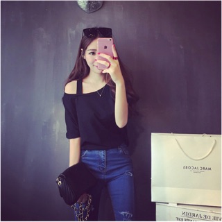 เสื้อยืด T-shirt โชว์ไหล่แอบเซ็กซี่เบา ๆ