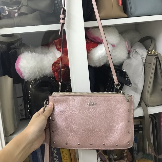 กระเป๋า crossbody Coach มือสอง สภาพดีงาม มีตำหนินิดหน่อยตรงหน้ากระเป๋า ส่งต่อราคาเบาๆจ้า แท้💯% ของแม
