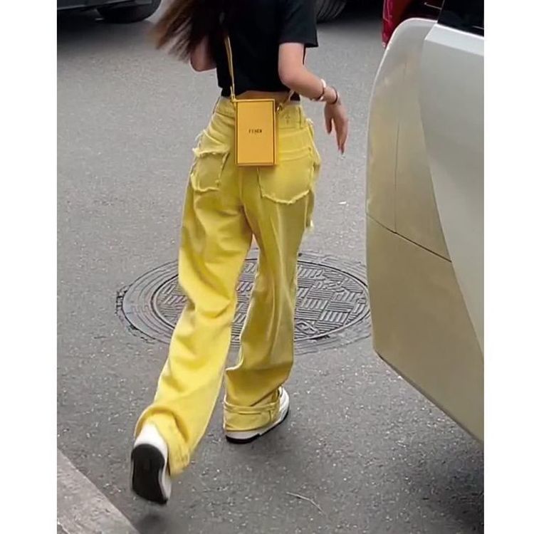 2024 ฤดูร้อนสาวร้อนสีเหลืองฉีกกางเกงยีนส์หญิง ผู้มีอิทธิพล สไตล์เดียวกันเอวสูง ผอมลง ดูแปรงออกแบบกางเกงขากว้างอินเทรนด์