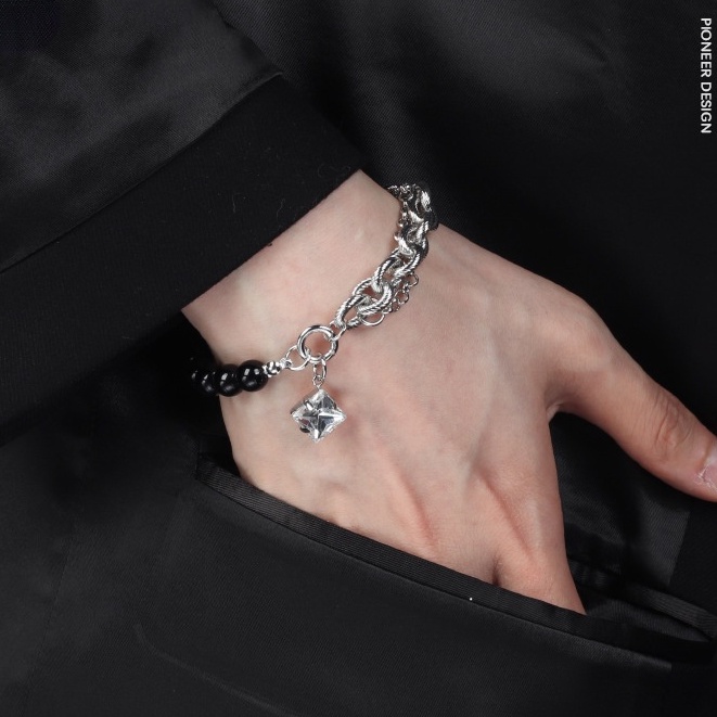 แฟชั่นอเมริกันยุโรป◆สร้อยข้อมือเหล็กไทเทเนียมสองชั้นเย็บมุกสีดํา◆สร้อยข้อมือจี้เพชร Niche Design Boy สร้อยข้อมือสาวสร้อยข้อมือสร้อยข้อมือเหล็กไทเทเนียมสร้อยข้อมือเวอร์ชั่นเกาหลี All-Match เครื่องประดับสร้อยข้อมือ