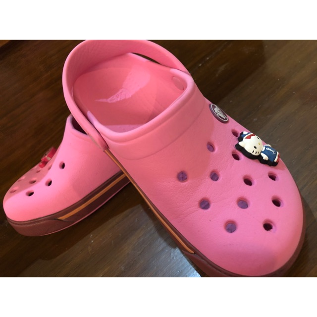 รองเท้าCroc แท้ เด็กผู้หญิง มือสอง พร้อมคลิป ติดรองเท้า รูป Kitty ราคาคลิปติดก้เกือบ300฿แล้วค่ะ