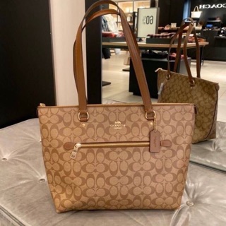 พร้อมส่ง GALLERY TOTE IN SIGNATURE CANVAS (#COACH #F79609) ราคา 3,850฿