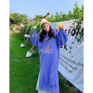เสื้อกันหนาวตัวยาว สเวตเตอร์ฮู้ดสีน้ำเงินสด แต่งลายดอกกุหลาบแดง สีสันสดใสมากค่ะหนาวนี้มีฮู้ดทรงยาวติดไว้สักตัวไม่ผิดหวัง