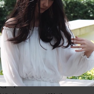 เสื้อปาดไหล่มือสอง สภาพใหม่มาก ใส่ไปเเค่2ครั้ง