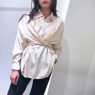 เสื้อเชิ้ตผ้าซาตินพันเอว CROSSED WRAP SATIN SHIRT