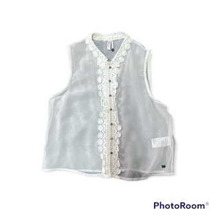 ส่อต่อเสื้อแขนกุดซีทรู see through แบรนด์ Fox สีขาวประดับลูกไม้ เสื้อไปทะเล