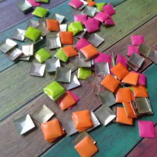 หมุดรีดร้อนสีพาลเทล 100 ชิ้น 20 บาท