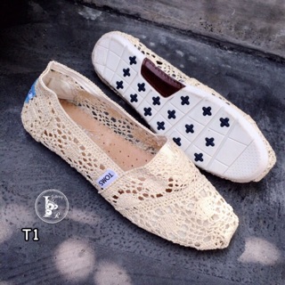 รองเท้าผ้าใบ Toms