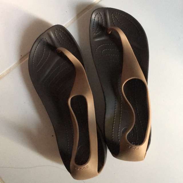 รองเท้า crocs แท้ ใหม่มาก