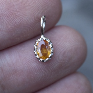 จี้พลอยบุษราคัมบางกะจะรูปทรงไข่(Yellow Sapphire) เรือนเงินแท้ 92.5% ชุบทองคำขาว มีใบรับประกันจากทางร้าน