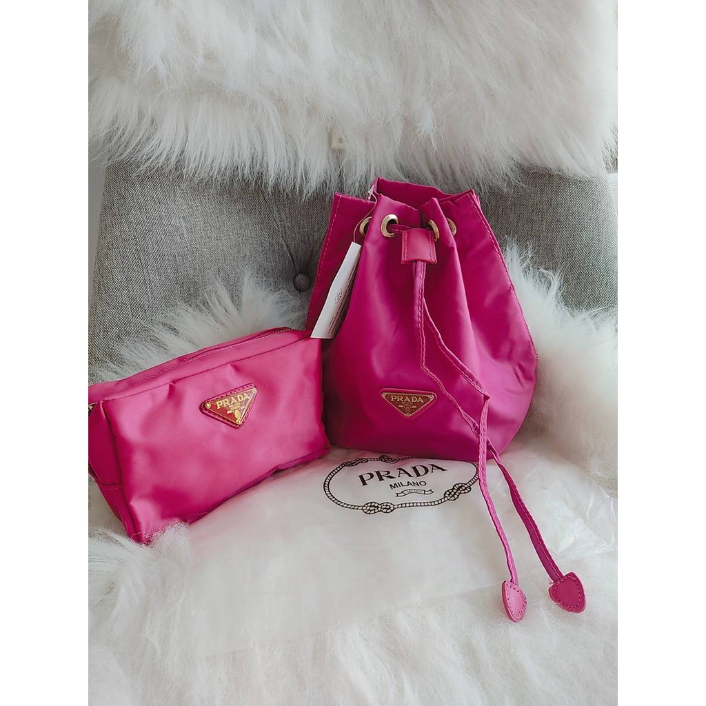 💕Prada Zippy Nylon💕 กระเป๋าเครื่องสำอาง Prada Cosmetic มี อย่างละ 1 ใบสีชมพู  ขนาด 5x18x13 cm   ร า ค า 250 ราคาขายเทจร้