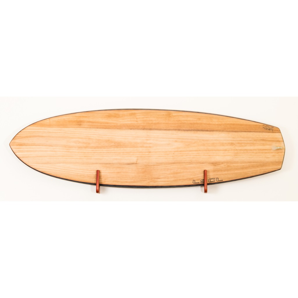 ชั้นว่างเซิร์ฟบอร์ดติดผนัง Wall-mount surfboard display. – โปรปัง