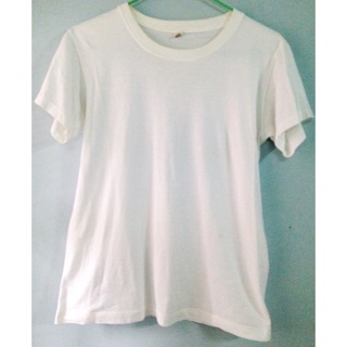 เสื้อยืดขาว คอกลม ผ้าคอตตอน สภาพปานกลาง