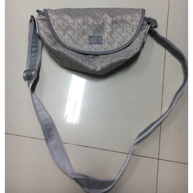 กระเป๋าสะพาย flynowมือสอง