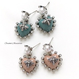 Pearly heart bee SL earrings. (ต่างหูทรงห้อยสั้น ก้านเงินแท้ 92.5)