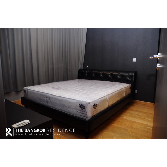 เตียงหนังแท้สีดำ 6 ฟุต สไตล์โมเดิร์นอิตาเลียน สภาพดีมาก ยี่ห้อ Sb Furniture  | Shopee Thailand