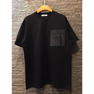 เสื้อยืด ปราด้า COTTON  WHITE NYLON  POCKET T -SHIRT  BLACK 🖤🖤 เรียบๆ ใส่หล่อเหมือน นายแบบเลยคะ Size M