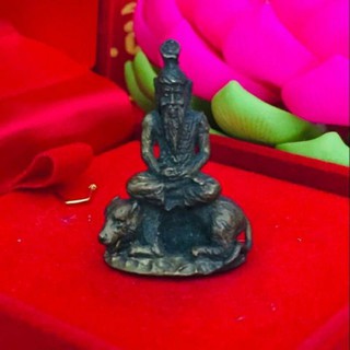 บรมครูฤาษีนารอดประทับบนหลังเสือ