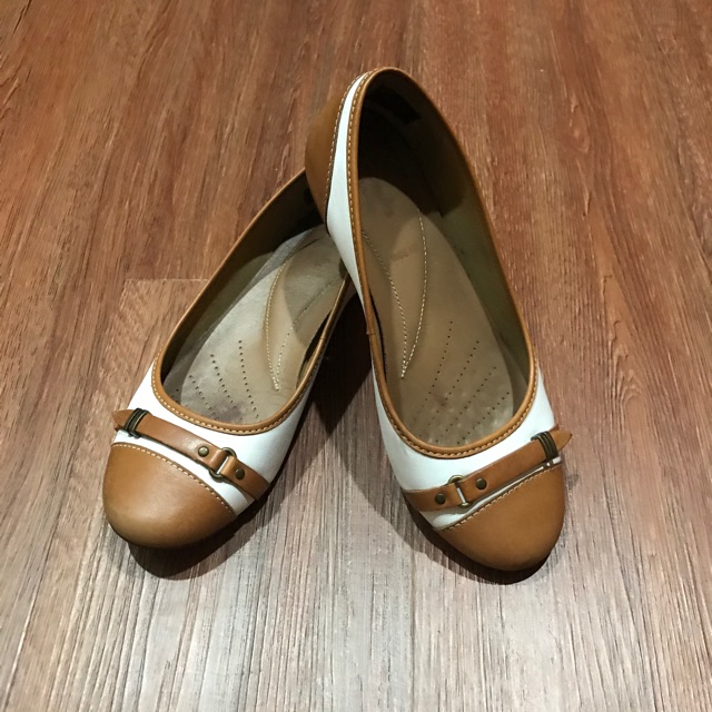 [สินค้ามือสอง] Clarks รองเท้าคัทชูส้นแบนสีขาว-น้ำตาล Size 37.5