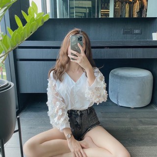 💙💙เสื้อคอวีสีขาวแขนดอกไม้ ทรงสวย
