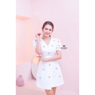 PACHARA BRAND  Detail: เดรสสั้นแขนตุ๊กตาสีขาว ทรงคอป้ายชายเฉียง แต่งปักเพชรคริสตัลด้านหน้า ช่วงเอวเข้ารูปสวย