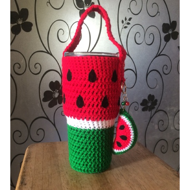 กระเป๋าไหมพรมใส่แก้วเยติ ลายแตงโมแดง งานฝีมือ(Handmade)ค่ะ ใส่แก้วขนาด 20,30 ออนซ์และ30ออนซ์ทรงสูง ค่ะ