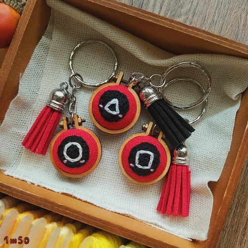 Squid Game - พวงกุญแจปักมือทํามือ / พวงกุญแจปักมือ