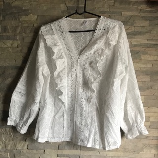เสื้อแฟชั่นฉะลุสีขาว