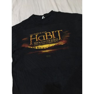 เสื้อยืดผ้าฝ้าย เสื้อยืดล้อเลียนมือสอง LET PRAISE BE YOUR HABIT (2012) (RIPOFF THE HOBBIT) Size M มือ2