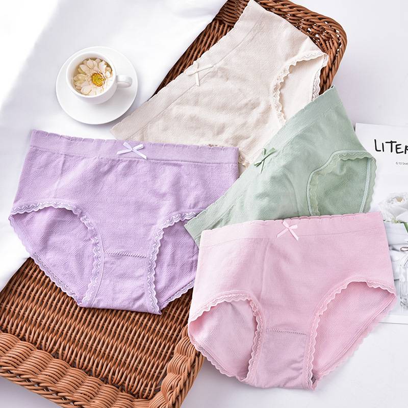 กางเกงในผู้หญิง ขอบลูกไม้ ผ้านิ่ม ระบายอาศ มี 4สี ชมพู ครีม เขียว ม่วง