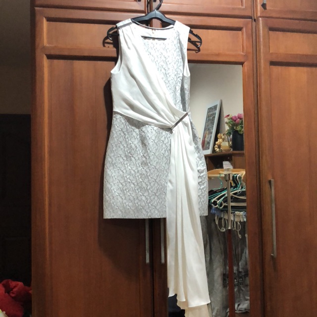 ชุดออกงาน สีเงิน แบรนด์ Milin จากห้าง Emquartier