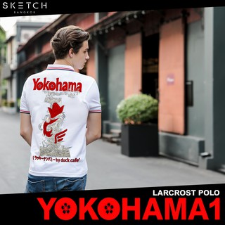 เสื้อโปโลผู้ชายพิมพ์ลายกำมะหยีผ้าระบายอากาศได้ดีเยี่ยมสวมใส่สบาย ลาย YOKOHAMA1 (PREMIUM) ภายใต้ SKETCH.BANGKOK