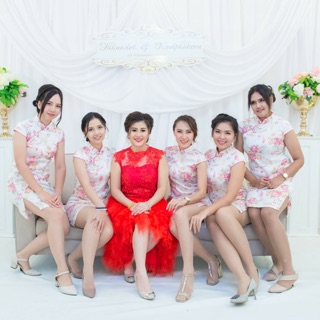 ชุดกี่เพ้าสีขาวลายดอกไม้