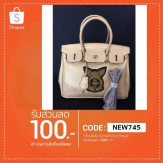 แจกโค้ดส่วนลด 100฿  กระเป๋าหนังแฟชั่น ลายปักผ้าสีทอง หรูหราไฮโซสุดๆ